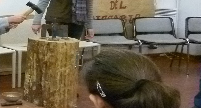 Fotografia de l'activitat FES UNA MONEDA MEDIEVAL. LLIURES I SOUS AL MERCAT. TALLER Fotografia de l'activitat FES UNA MONEDA MEDIEVAL. LLIURES I SOUS AL MERCAT. TALLER