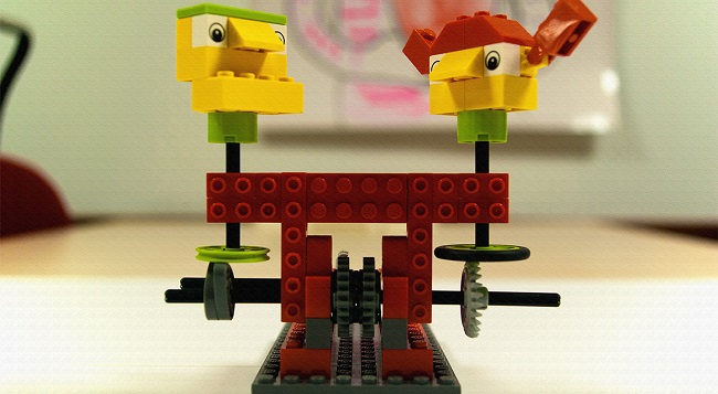 Fotografia de l'activitat MINI INNOVA - AUTÒMATS DE LEGO EN ACCIÓ! TALLER FAMILIAR Fotografia de l'activitat MINI INNOVA - AUTÒMATS DE LEGO EN ACCIÓ! TALLER FAMILIAR