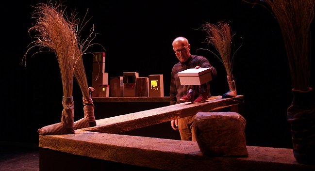 Fotografia de l'activitat SABATES NOVES. TIAN GOMBAU- L'HOME DIBUIXAT. TEATRE Fotografia de l'activitat SABATES NOVES. TIAN GOMBAU- L'HOME DIBUIXAT. TEATRE