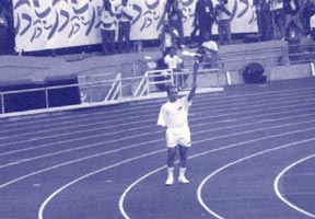 foto de Jos Santos portant la torxa als Paralmpics Barcelona 1992