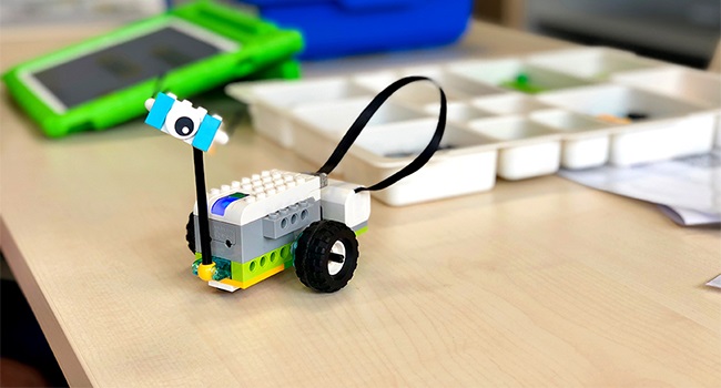 Fotografia de l'activitat LEGO WEDO 2.0: PROGRAMEM ROBOTS. TALLER FAMILIAR Fotografia de l'activitat LEGO WEDO 2.0: PROGRAMEM ROBOTS. TALLER FAMILIAR