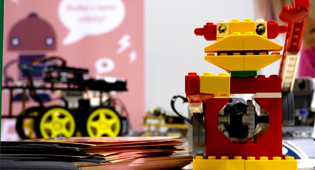 Fotografia de l'activitat LEGO WEDO 2.0: PROGRAMEM ROBOTS. TALLER FAMILIAR Fotografia de l'activitat LEGO WEDO 2.0: PROGRAMEM ROBOTS. TALLER FAMILIAR