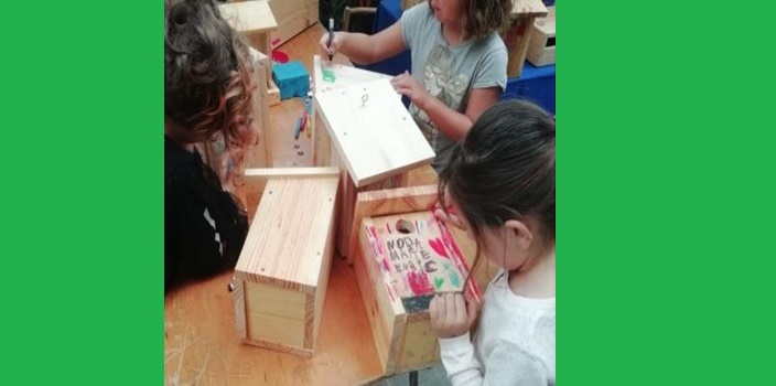 Fotografia de l'activitat CONSTRUCCIÓ DE CAIXES NIU I CONEIXEMENT DELS OCELLS. TALLER Fotografia de l'activitat CONSTRUCCIÓ DE CAIXES NIU I CONEIXEMENT DELS OCELLS. TALLER